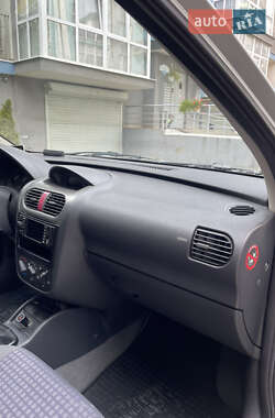 Хэтчбек Opel Corsa 2002 в 
