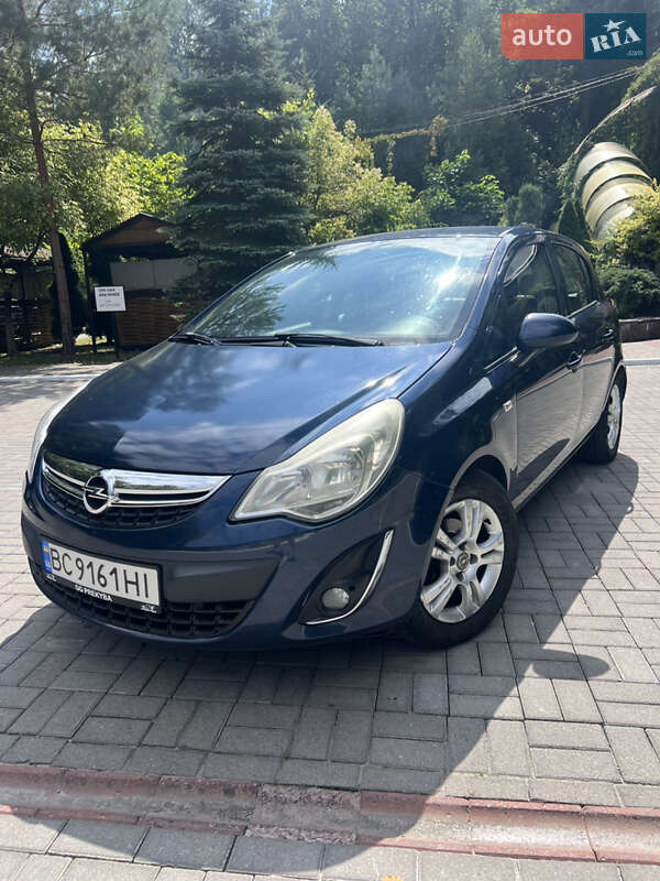 Хэтчбек Opel Corsa 2011 в 