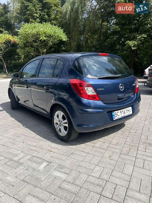 Хэтчбек Opel Corsa 2011 в Дрогобыче
