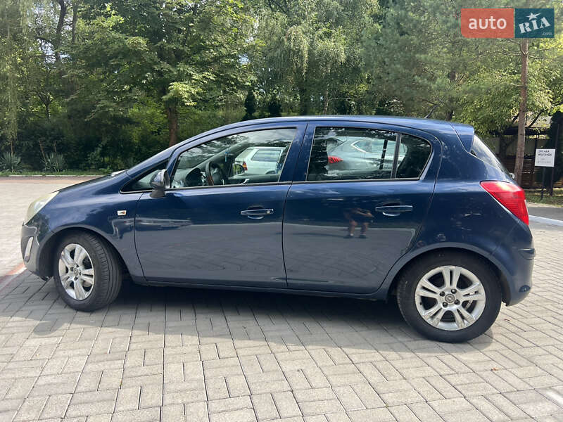 Хэтчбек Opel Corsa 2011 в Дрогобыче
