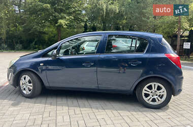 Хэтчбек Opel Corsa 2011 в 