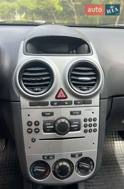 Хэтчбек Opel Corsa 2011 в 