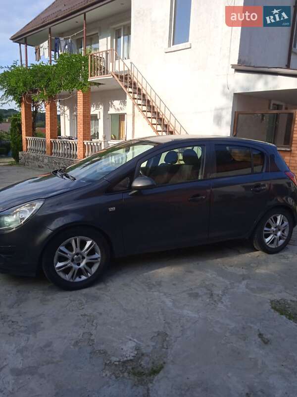 Хэтчбек Opel Corsa 2010 в Иванковичах