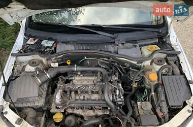 Хэтчбек Opel Corsa 2004 в 