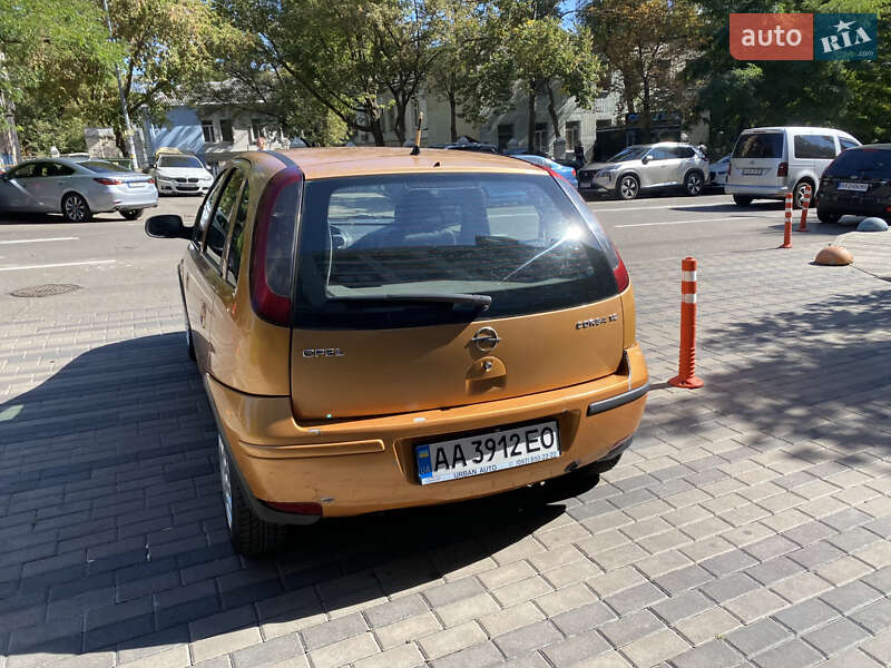 Хэтчбек Opel Corsa 2004 в Киеве