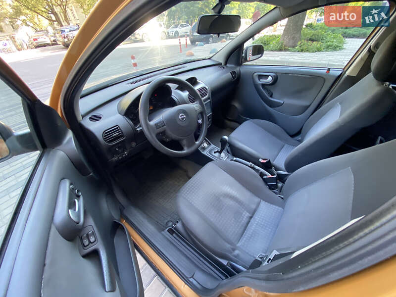 Хэтчбек Opel Corsa 2004 в Киеве