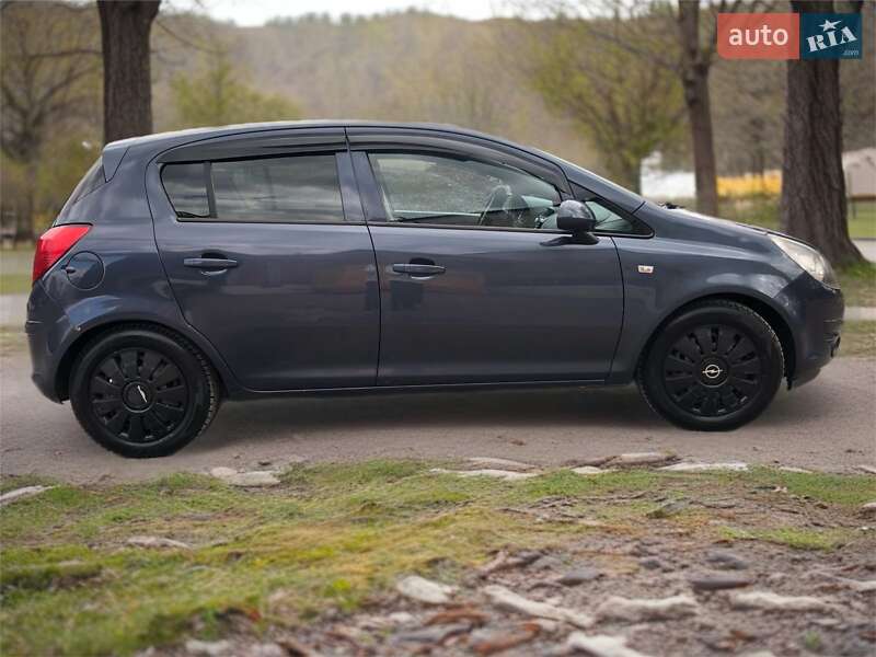 Хэтчбек Opel Corsa 2010 в 