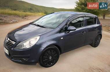 Хэтчбек Opel Corsa 2010 в 