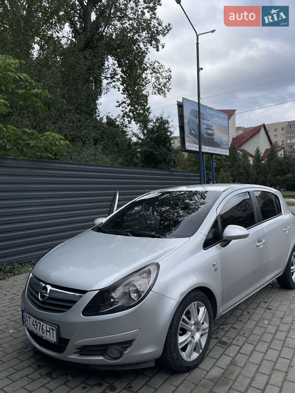 Хэтчбек Opel Corsa 2010 в Ивано-Франковске