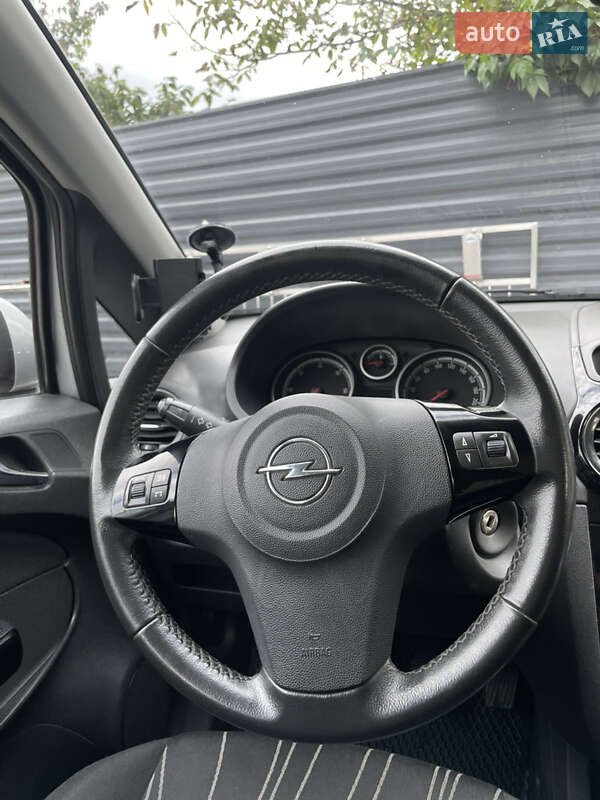 Хэтчбек Opel Corsa 2010 в Ивано-Франковске