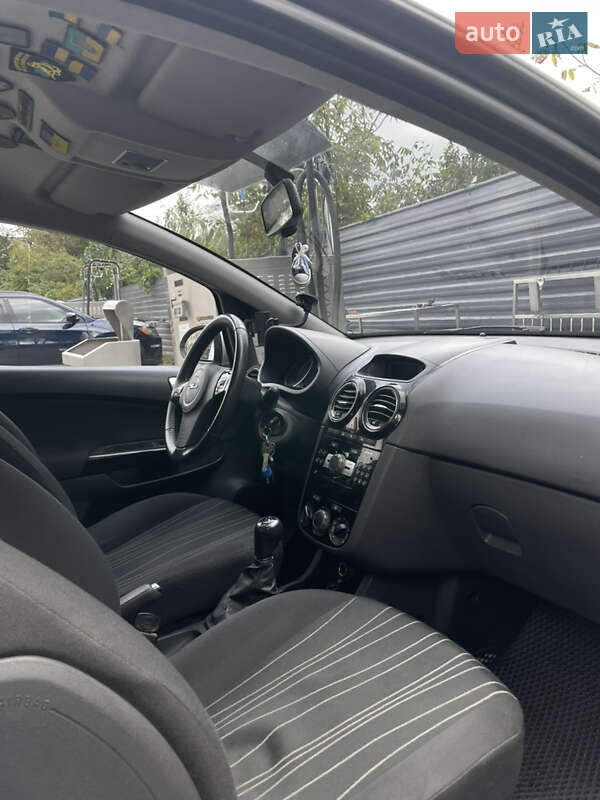 Хэтчбек Opel Corsa 2010 в Ивано-Франковске