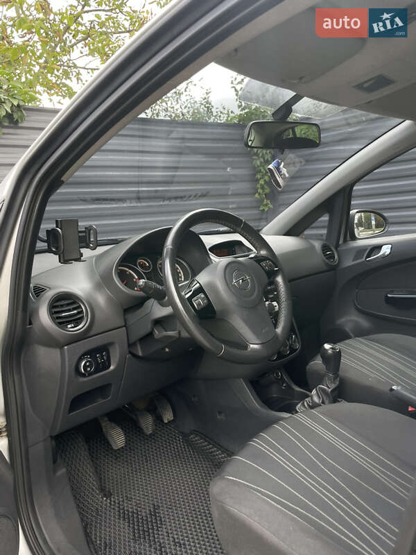 Хэтчбек Opel Corsa 2010 в Ивано-Франковске