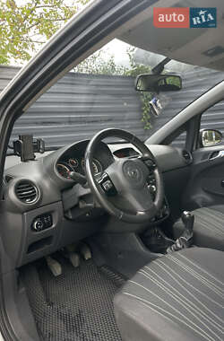 Хэтчбек Opel Corsa 2010 в 