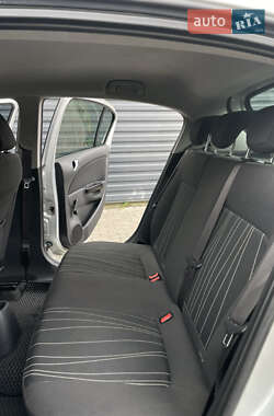 Хэтчбек Opel Corsa 2010 в 
