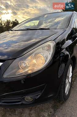 Хэтчбек Opel Corsa 2010 в 