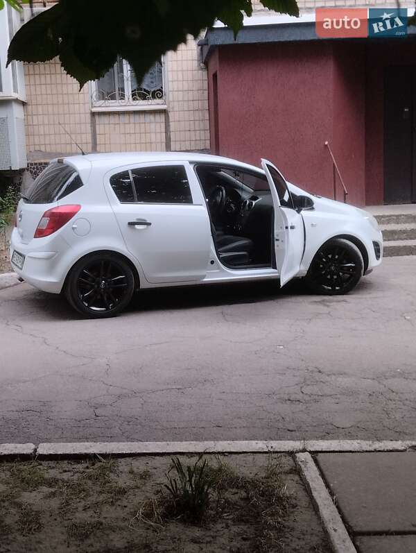 Хэтчбек Opel Corsa 2012 в 