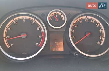Хэтчбек Opel Corsa 2011 в 