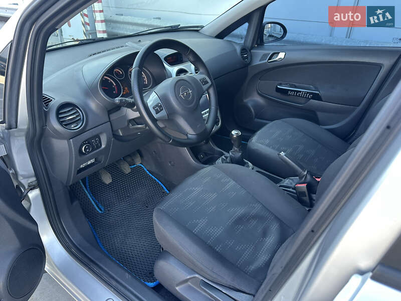 Хэтчбек Opel Corsa 2011 в Киеве