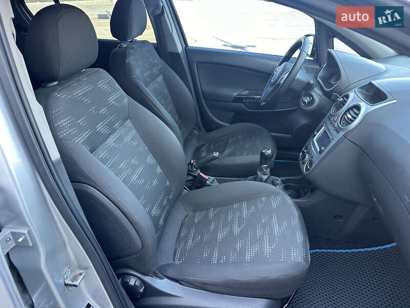 Хэтчбек Opel Corsa 2011 в Киеве