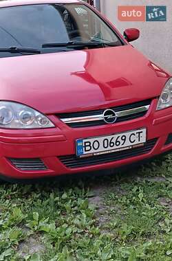 Хэтчбек Opel Corsa 2005 в 