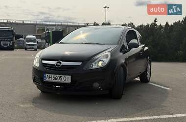 Хэтчбек Opel Corsa 2010 в 