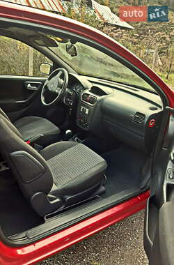 Хэтчбек Opel Corsa 2005 в 