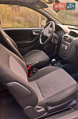 Хэтчбек Opel Corsa 2005 в 