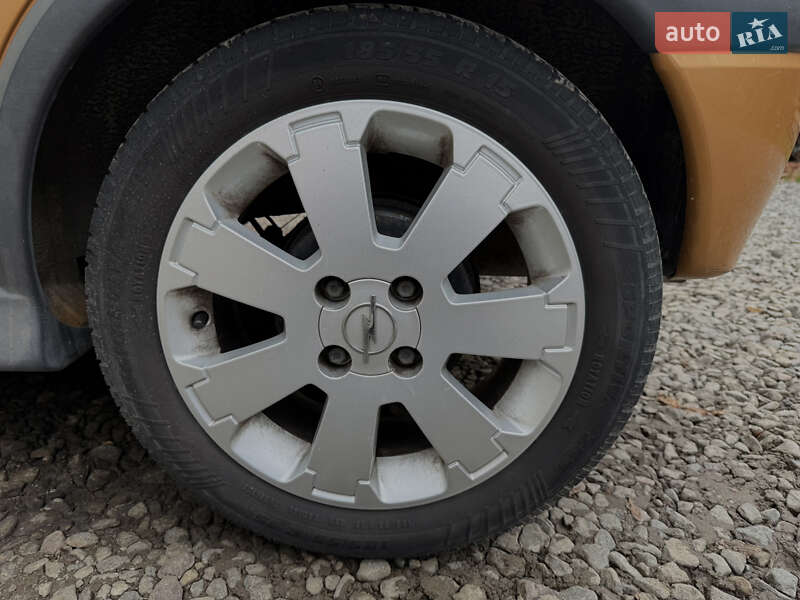 Хэтчбек Opel Corsa 2003 в Дрогобыче