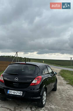 Хэтчбек Opel Corsa 2010 в 