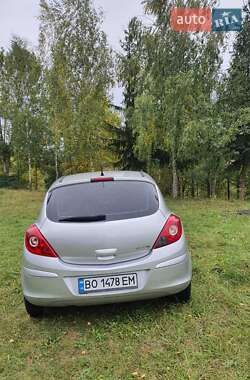 Хэтчбек Opel Corsa 2010 в 