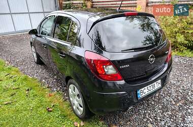 Хэтчбек Opel Corsa 2010 в 