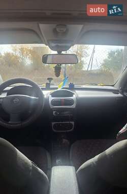 Хэтчбек Opel Corsa 2003 в 