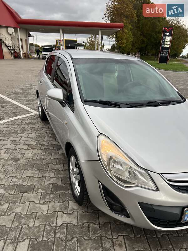 Хетчбек Opel Corsa 2012 в Чернівцях