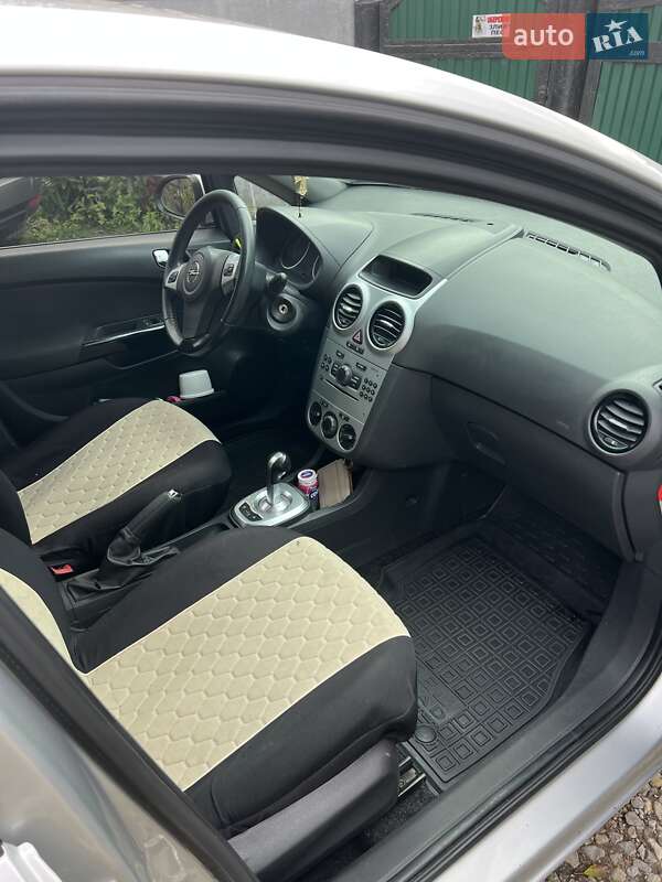 Хетчбек Opel Corsa 2012 в Чернівцях