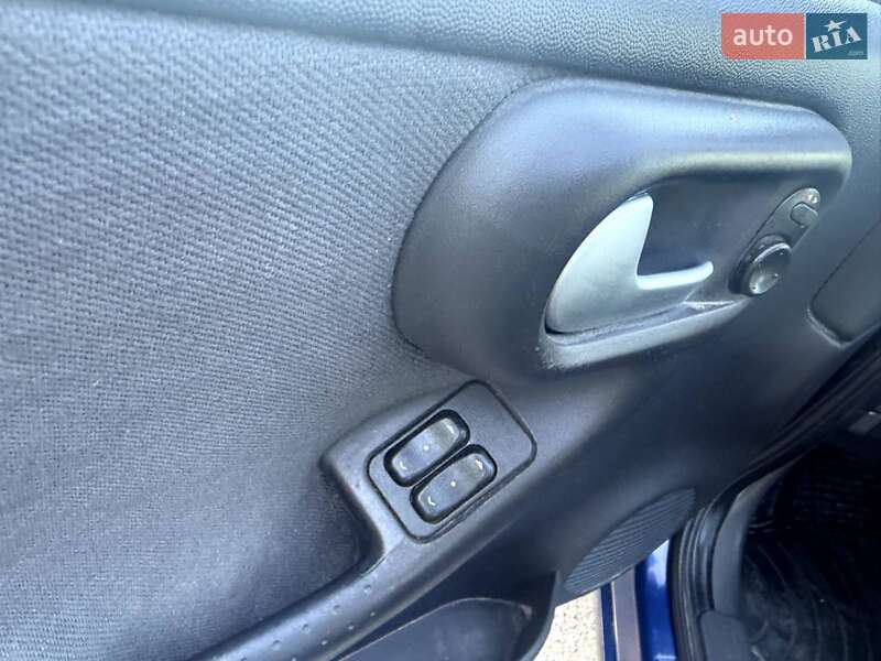 Хэтчбек Opel Corsa 2004 в Жмеринке