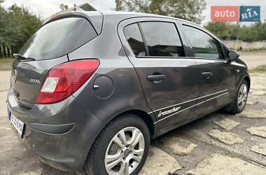 Хэтчбек Opel Corsa 2011 в 