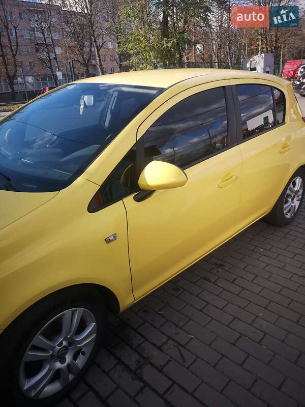 Хэтчбек Opel Corsa 2011 в Ровно