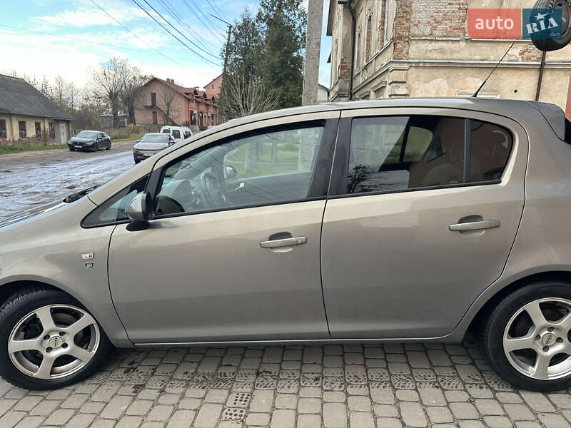 Хэтчбек Opel Corsa 2010 в Львове