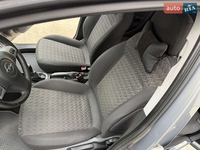 Хэтчбек Opel Corsa 2013 в Днепре