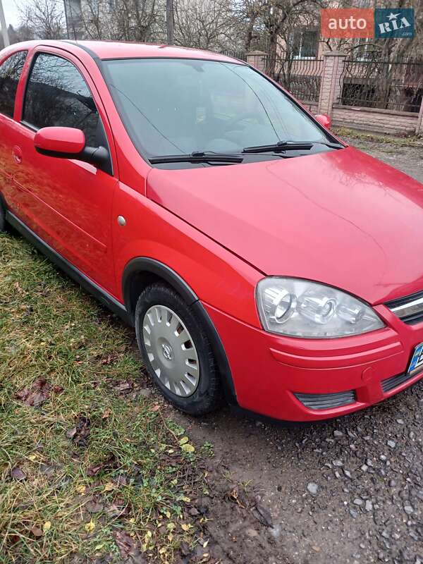Хэтчбек Opel Corsa 2005 в Монастыриске