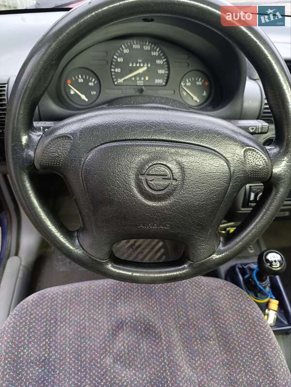 Хэтчбек Opel Corsa 1996 в Днепре