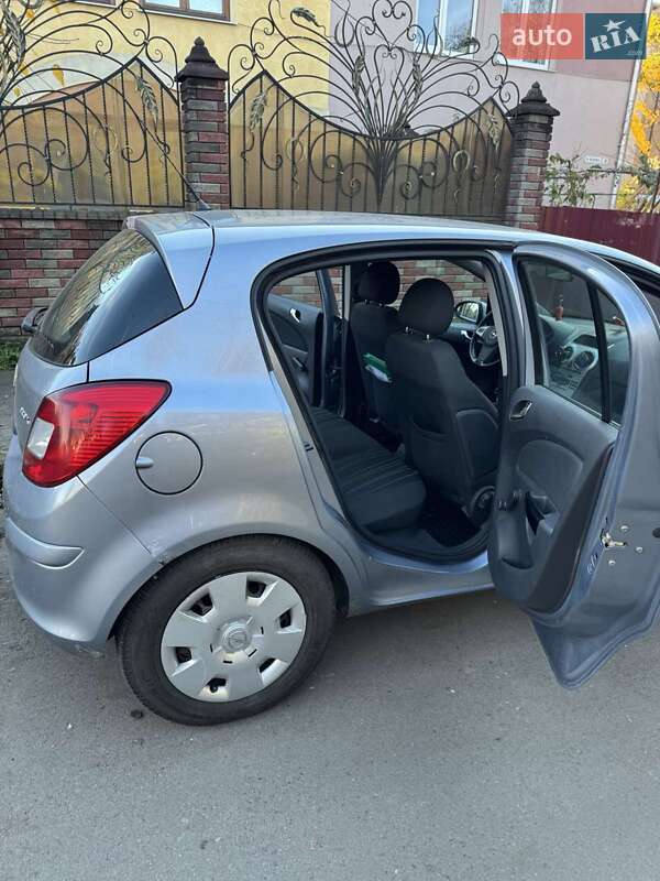 Хэтчбек Opel Corsa 2010 в Ровно