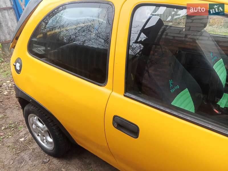 Хэтчбек Opel Corsa 2000 в Змиеве
