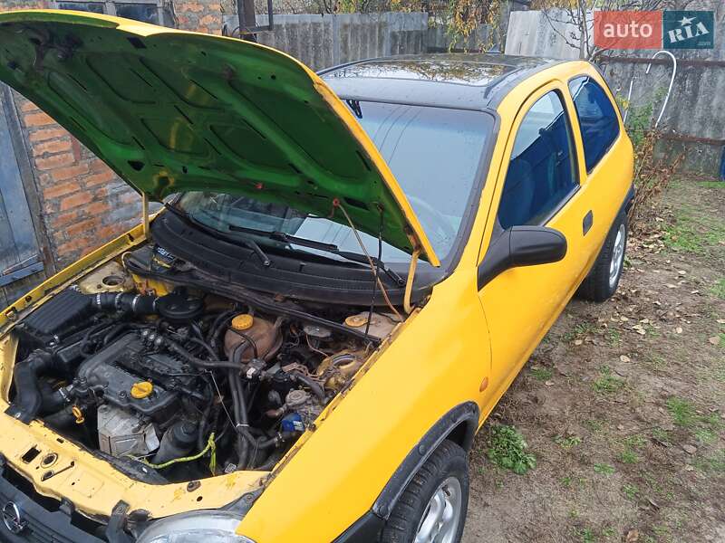 Хэтчбек Opel Corsa 2000 в Змиеве