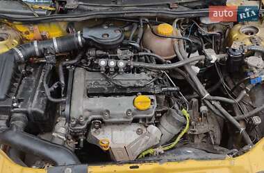 Хэтчбек Opel Corsa 2000 в Змиеве