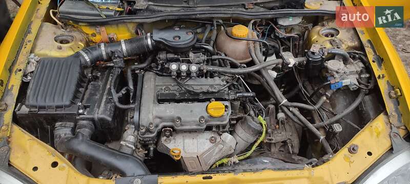 Хэтчбек Opel Corsa 2000 в Змиеве