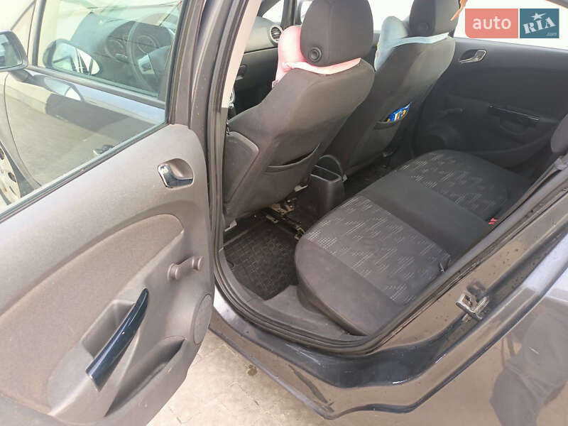 Хэтчбек Opel Corsa 2011 в Городке
