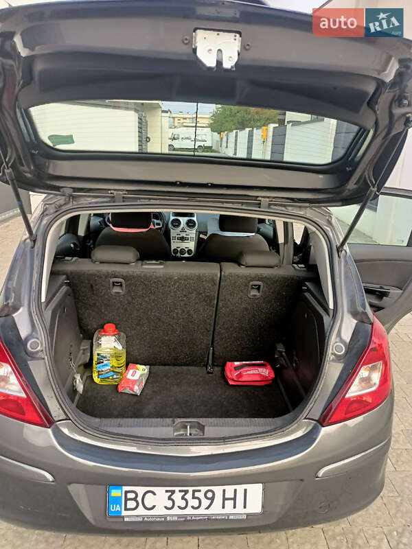 Хэтчбек Opel Corsa 2011 в Городке