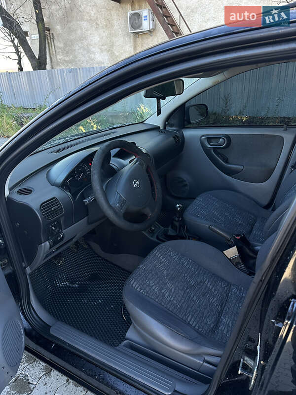 Хэтчбек Opel Corsa 2001 в Ужгороде