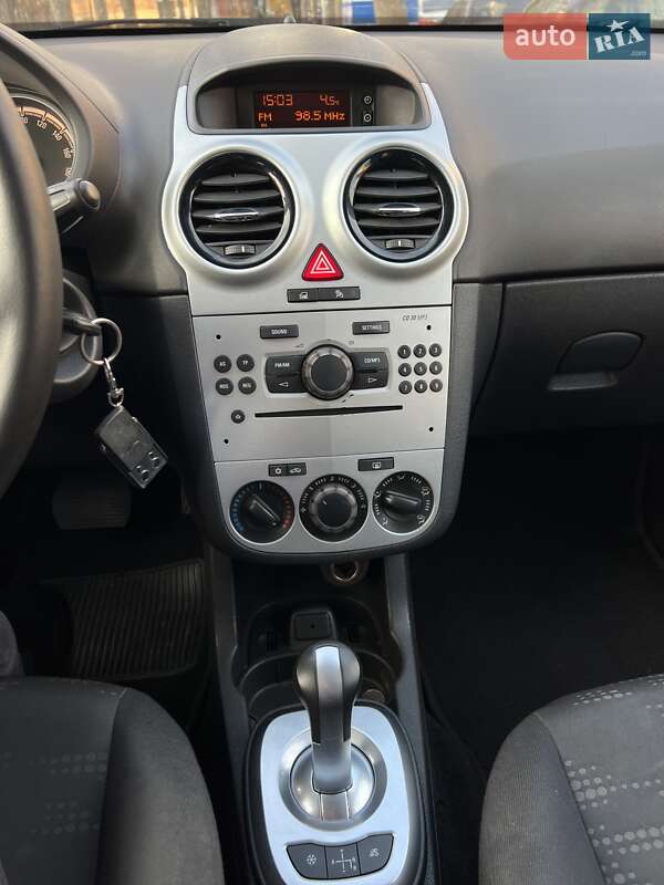 Хэтчбек Opel Corsa 2011 в Киеве